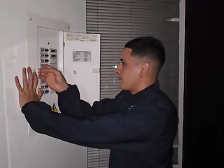 Cuckold Wife Fucks Her Electrician When the Power Went Out - Max Betancur and Jessica Osorio