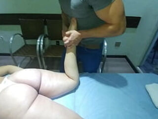 REAL AMATEUR HOMEMADE MUSCLE MAN MASSAGE MY WIFE KARINA AND LUCAS