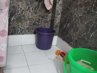 Desi bhabhi ko bathroom ka video bna liya